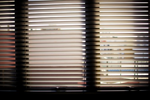 Tips om je raamdecoratie aan te passen op de zomer